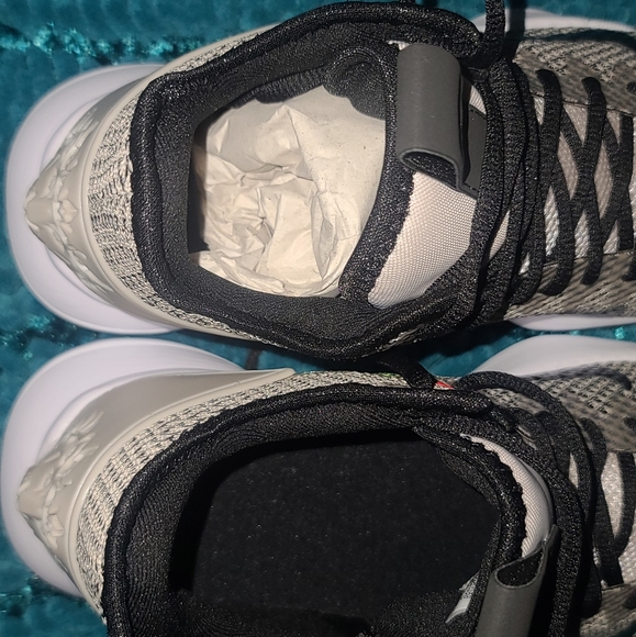 Lebron Sneakers - Picture 14 of 16